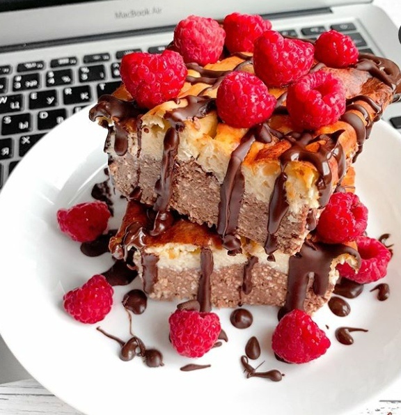 Сегодня, хочу поделиться с вами рецептом идеальной творожной запеканки. ⠀
Запеканка получается очень нежная и воздушная, похожа на чизкейк 🤤 А шоколад её идеально дополняет 😍👌🏻Обязательно попробуйте её приготовить!❤️
⠀
👩🏻‍🍳Нам понадобится:
▫️Творог в брикете 450 гр.
▫️Яйца 2 шт.
▫️Крахмал кукурузный 30 гр.
▫️Подсластитель по вкусу
▫️Какао 10 гр.
▫️Ванилин по желанию
⠀
👩🏻‍🍳Готовим:
▫️Творог разминаем вилкой (лучше пробить блендером 😉).
▫️Добавляем все остальные ингредиенты. Хорошо перемешиваем.
▫️Разделяем смесь на 2 части, в одну из них добавляем какао.
▫️Выливаем в форму для выпечки (сначала я вылила шоколадную часть, потом творожную).
▫️Выпекаем запеканку в духовке при 180С примерно 30 минут. Ориентируйтесь по своей духовке 😉
▫️После приготовления не вынимаем запеканку из духовки, оставляем на 30 минут, пока она не остынет (что-бы она не осела). Готово!❤️
⠀
Приятного аппетита!🥰