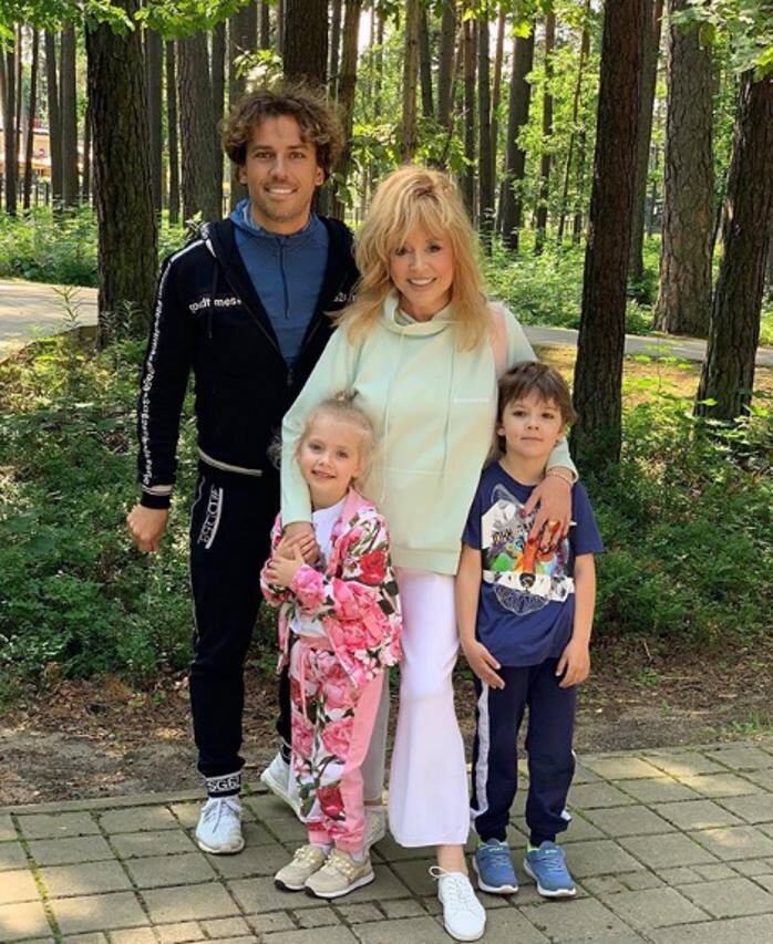 Алла Борисовна в белых брюках клеш и светло-салатовом пастельном свитшоте (Фото: Instagram.com/maxgalkinru)