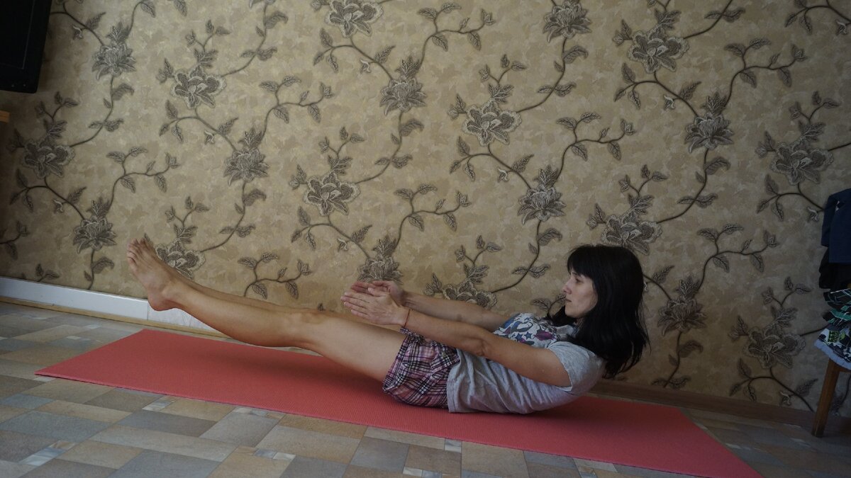 Фиксируем статику три дыхания. 