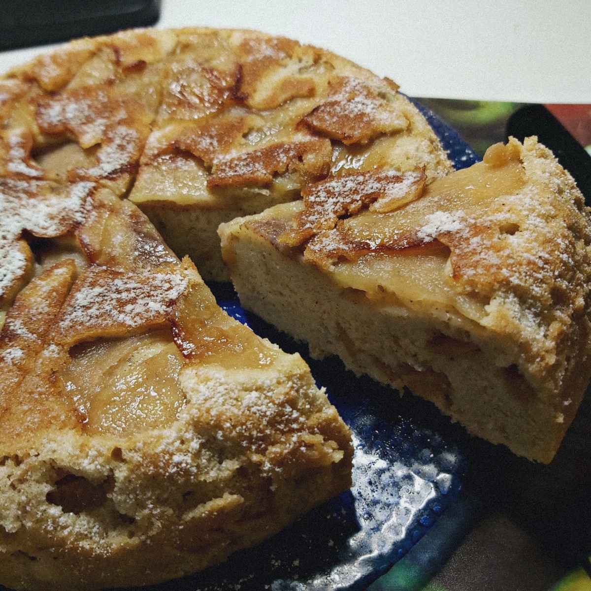 Шарлотка получается очень нежной, вкусной и пышной. Ничего лишнего, все просто и вкусно. 