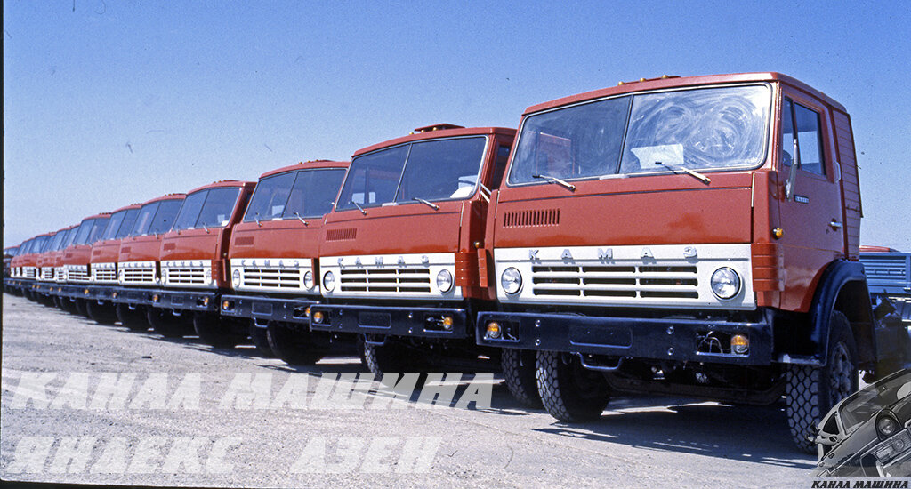 Шеренга тягачей КамАЗ-54112 на площадке готовой продукции