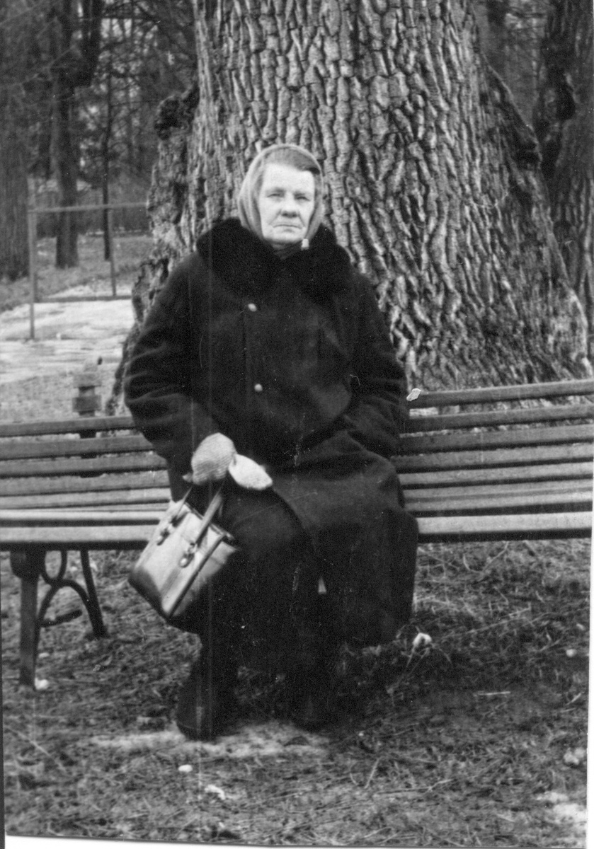 Моя бабушка  Белова Любовь Ивановна. Она  и подарила мне фотоаппарат. Это первая  напечатанная мной фотография с первой в жизни пленки.  Негатив, конечно был утерян. Бабушки давно нет. Часто  смотрю на эту фотографию. 