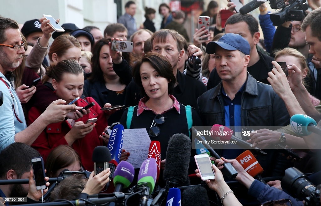 Фото: https://www.gettyimages.no/detail/news-photo/actors-yevgeny-mironov-and-chulpan-khamatova-talk-to-the-news-photo/687304064