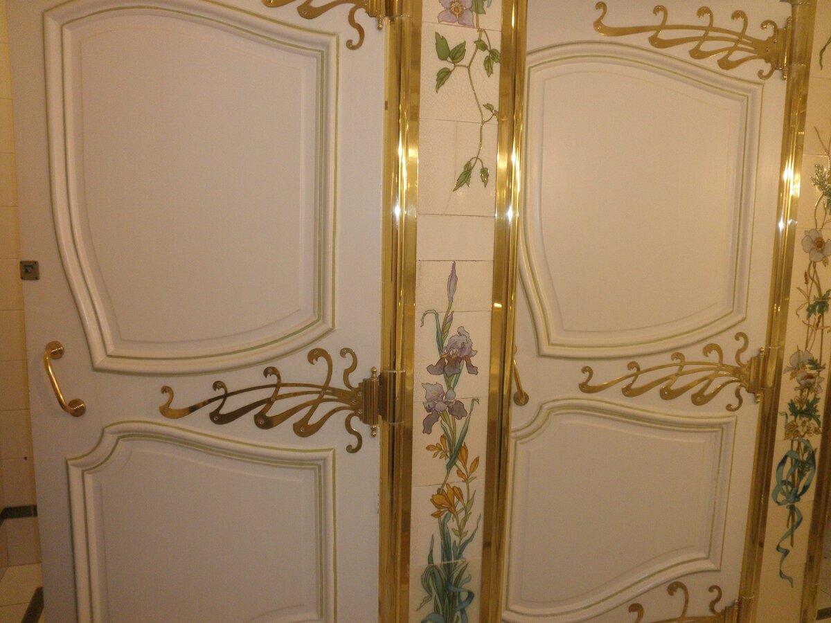 На фото двери в туалет знаменитого казино Монте-Карло