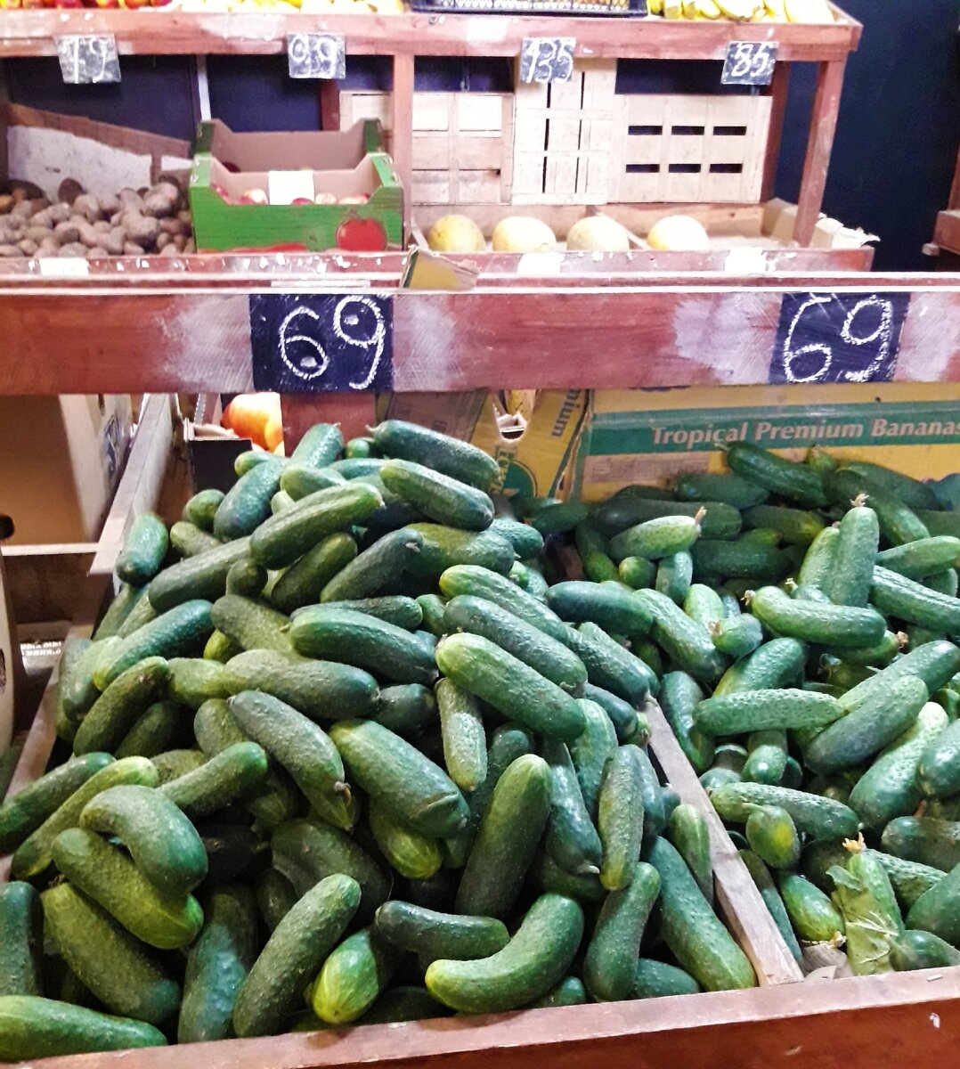 Живем в Ялте. Сходила в магазин для местных, купила 6 видов овощей и 4 зелени на 520 руб., показываю цены и что взяла