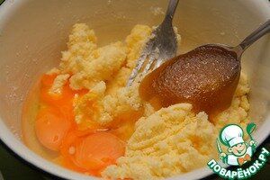 Маргарин разомните с сахаром, добавьте мед, яйца.