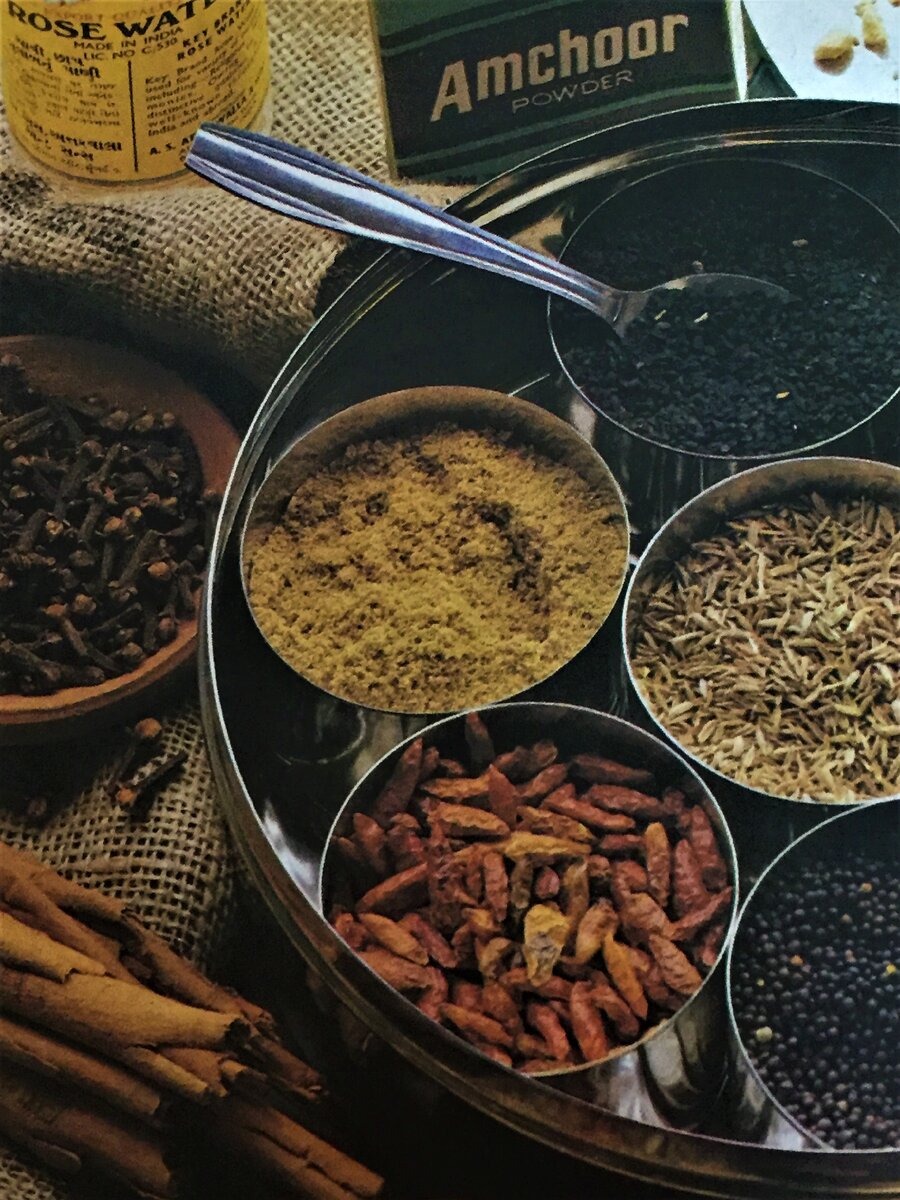 На этой картинке черный тмин в верхней мисочке с ложкой. Фотография переснята из моей любимой книжки по ведической вегетарианской кухне, хотя я совсем не вегетарианец. 