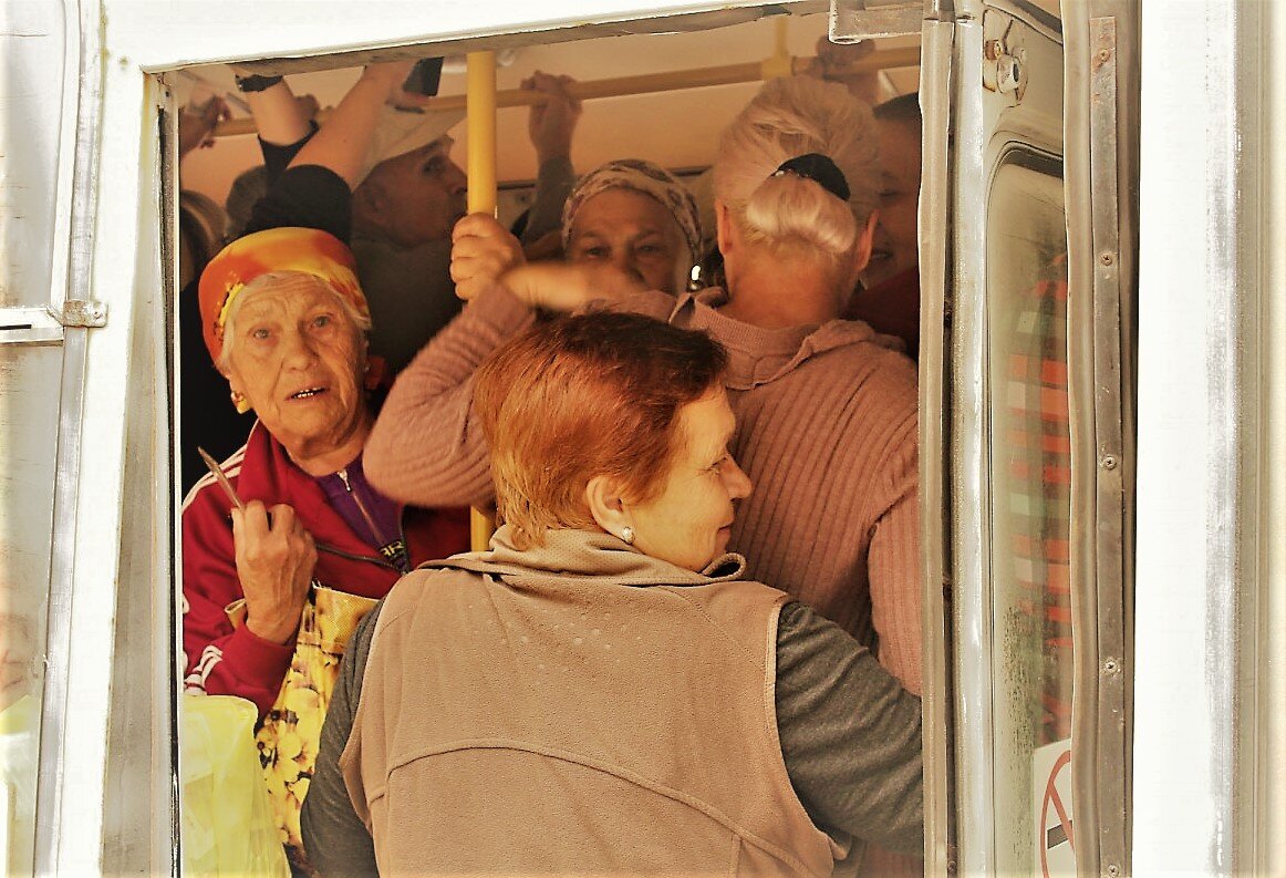 Картина такая - автобус забит дальше некуда