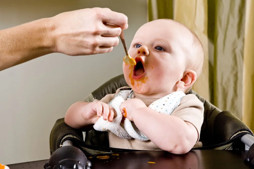 Ожирение, язва желудка, кариес… Таким опасностям подвергают своих детей родители, которые неправильно вводят прикорм.
Как познакомить младенца с едой максимально безопасно?