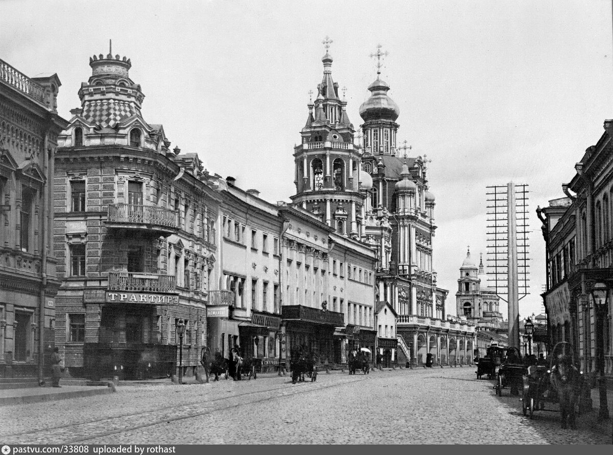 Улица Покровка. Вид от Армянского переулка в сторону площади Покровских ворот, конструкция справа - это телеграф, 1891-1900.