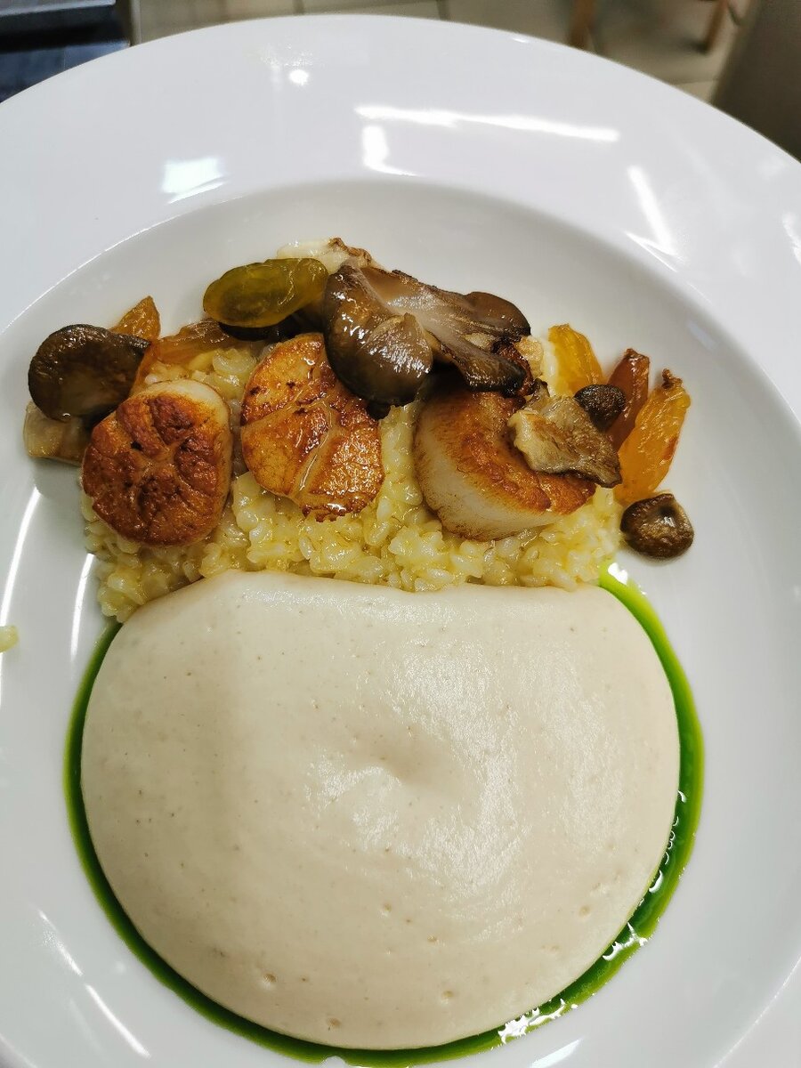 Мурманские гребешки с булгуром и муссом из сельдерея.