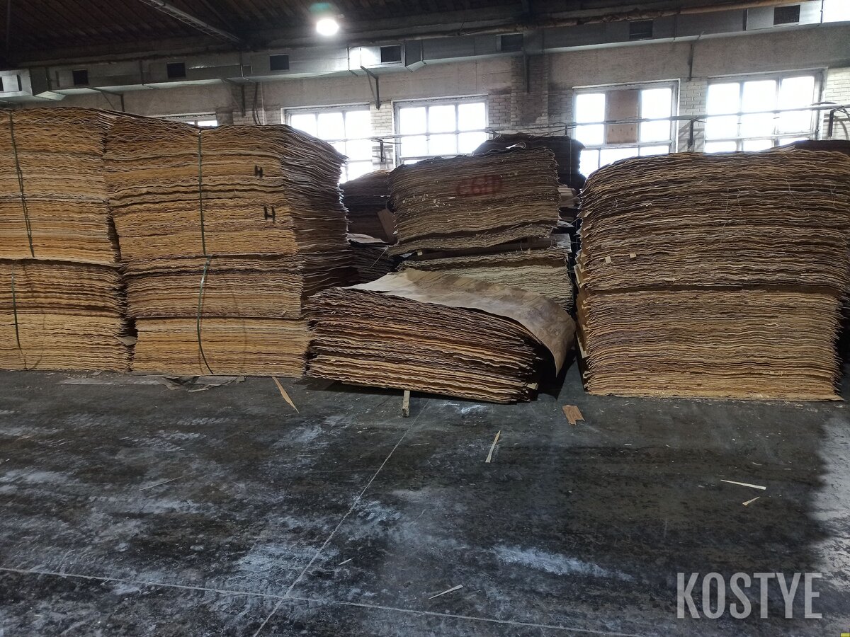 Сухой шпон, привезенный из сушильного цеха. Не обращайте внимания на надпись СЫР