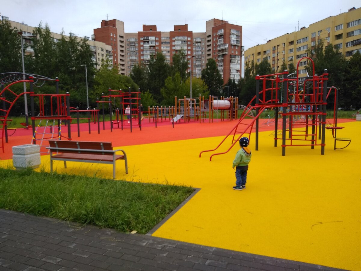 Двухлетний сын обозревает новую площадку