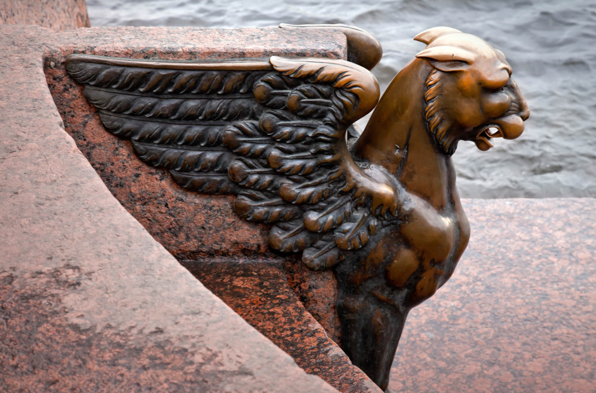 Грифон у академии художеств в санкт-петербурге. Грифоны васильевского острова. Башня грифонов с гнездом петербург. Грифон у академии художеств в санкт-петербурге. Памятники на университетской набережной в санкт-петербурге.