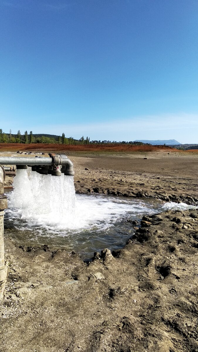 вот так в землю уходит драгоценная вода из Белогорска