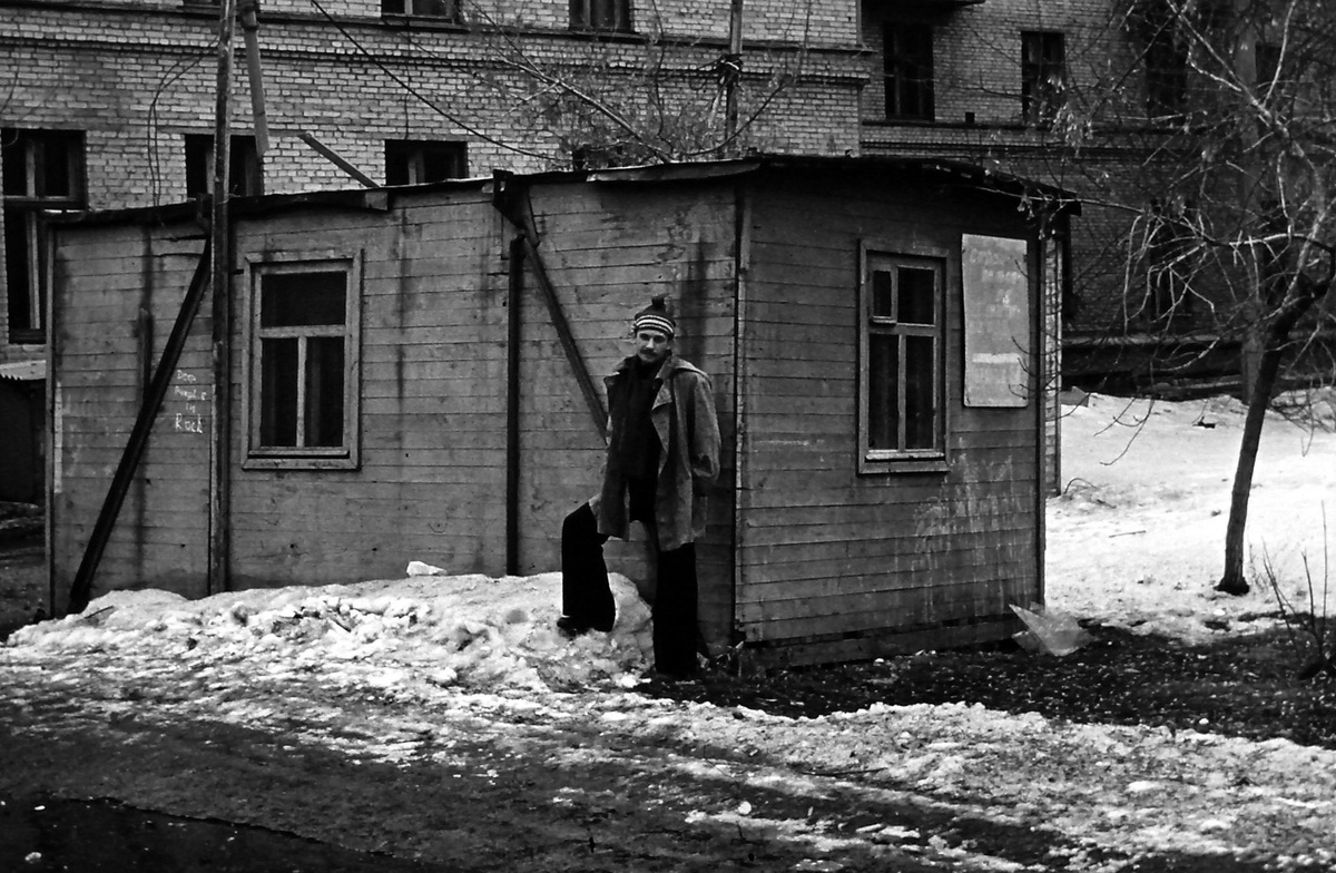 От быстрой ходьбы, лесного воздуха и раздираемой душу злости у Андрея закружилась голова...