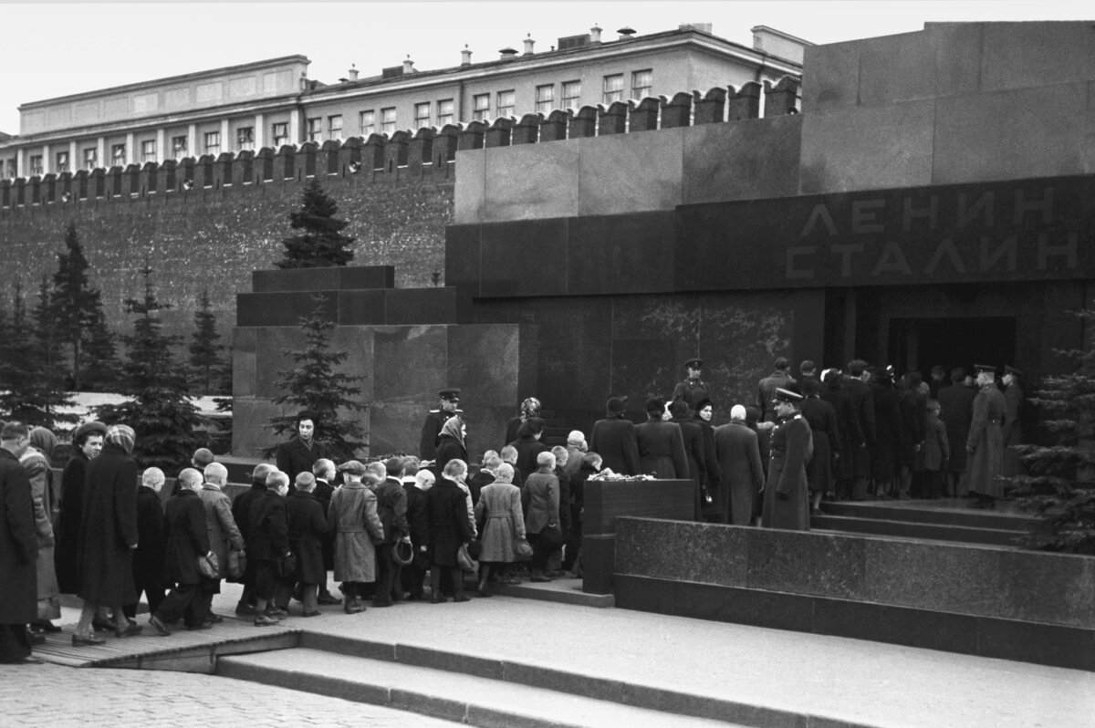 Очередь к мавзолею Ленина 1924