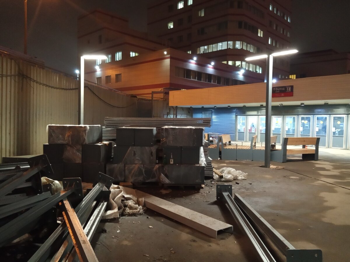 Беговая. Вечер. Склад (боеприпасов) стройматериалов вперемешку с каким-то мусором.