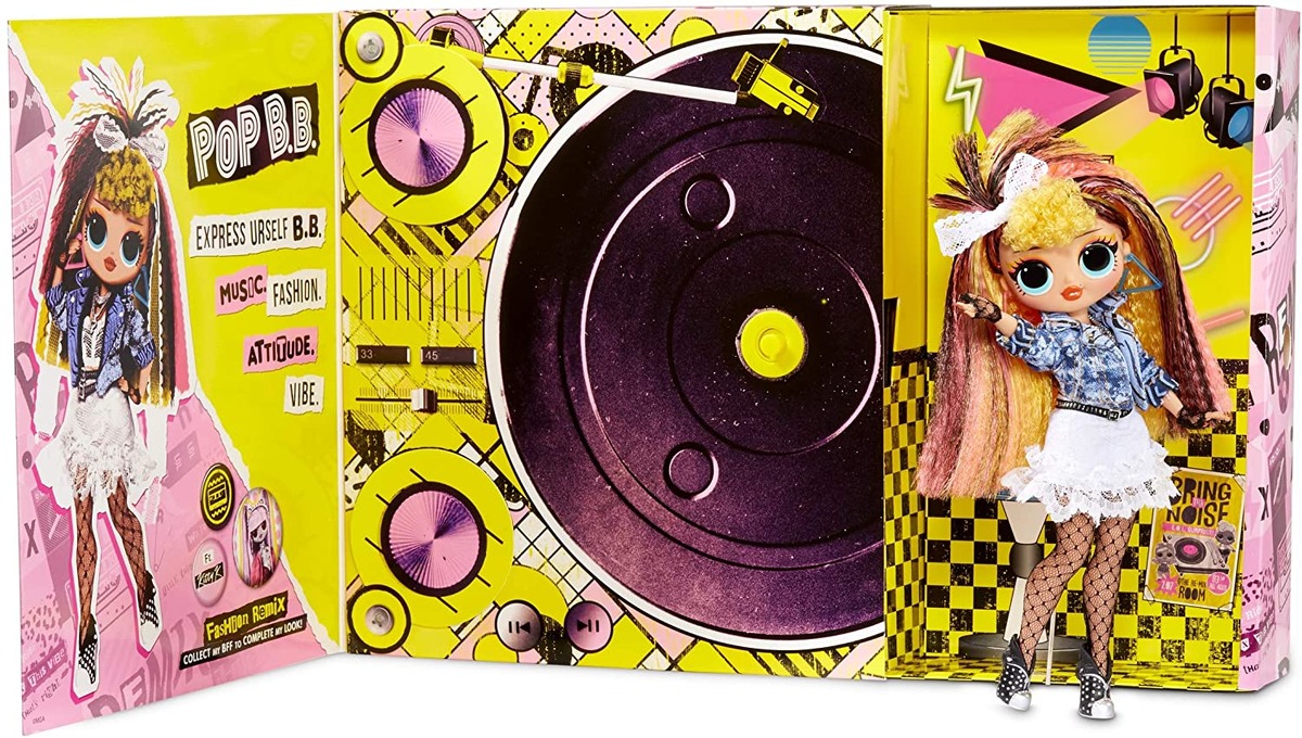 Куколка POP B.B. одета в стиле 80-х. На ней стильная джинсовка, мини юбка и кеды с колготками в сетку — настоящий образ популярной звезды. POP B.B. играет на бубне.