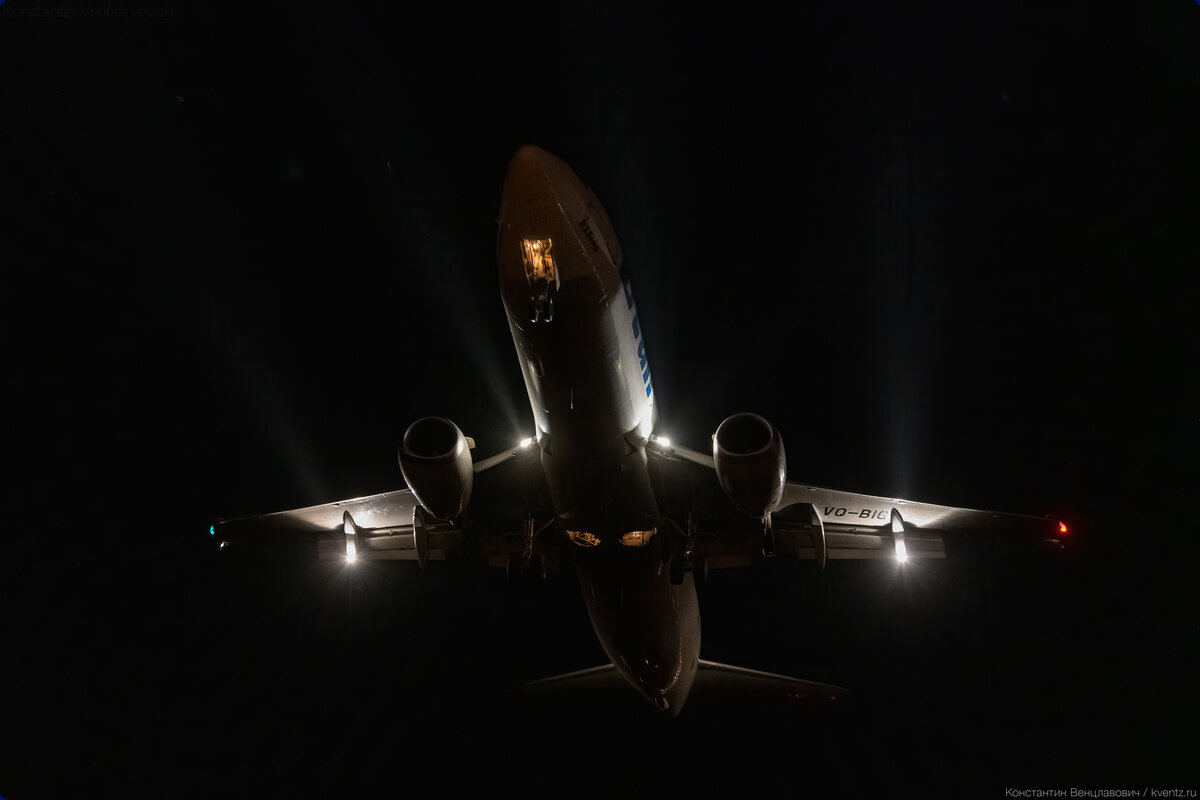 02. Utair Boeing 737-400 VQ-BIC с интересным расположением фар.