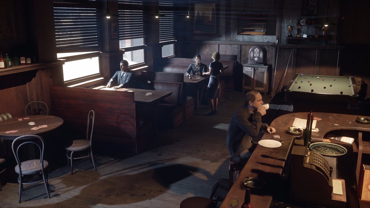 Томми, которого по сюжету ищут люди Сальери, выбрал для разговора с детективом место в центре зала. Блестящее решение. В оригинале беседа была за пустующим нынче столиком в самом углу.