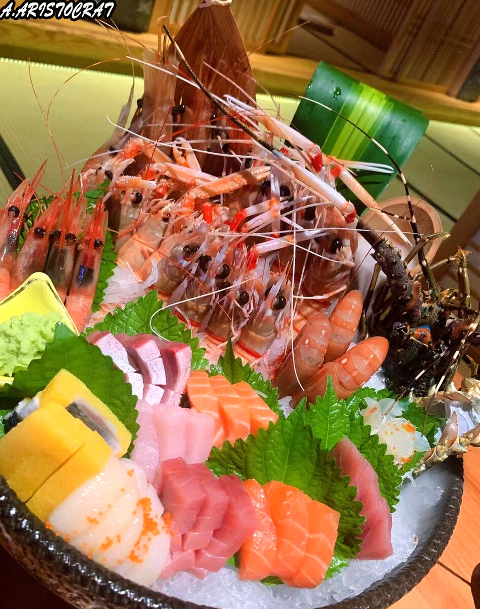 Тарелка свежих морепродуктов в китайском ресторане