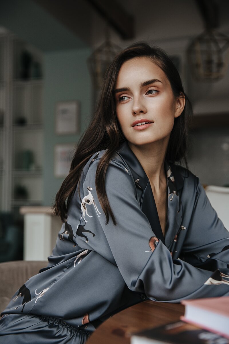 Блуза с длинным рукавом, принт с борзыми в цвете графит.