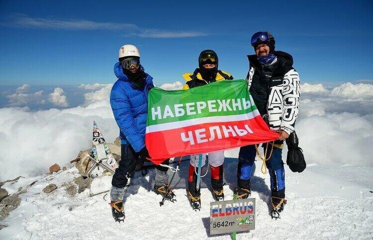 Эльбрус флаги на вершине