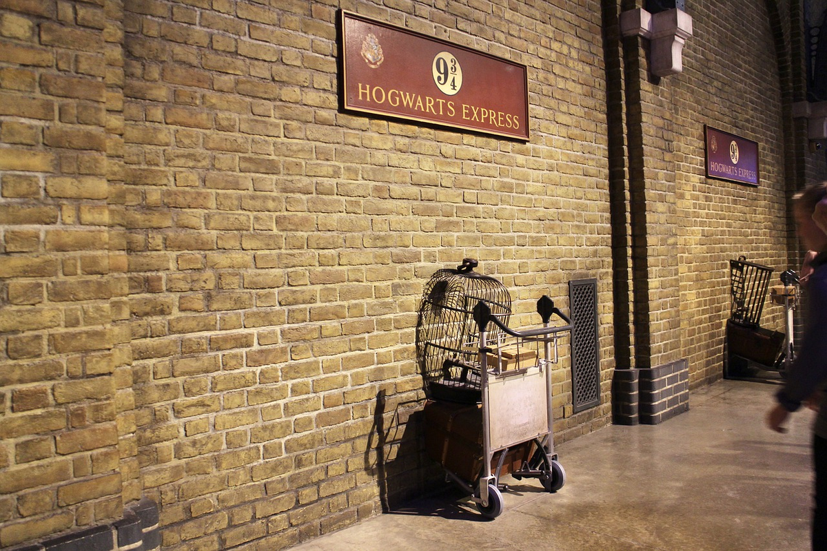 https://cdn.pixabay.com/photo/2019/09/05/20/54/harry-potter-4455042_1280.jpg
