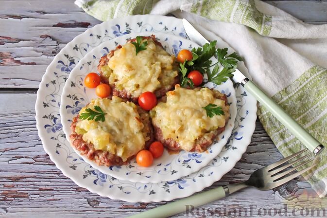 фарш мясной, лук репчатый, чеснок, яйцо, аджика сухая, сухари панировочные, цукини, перец сладкий, сыр твёрдый, лук репчатый, чеснок, масло растительное, соль, перец чёрный молотый