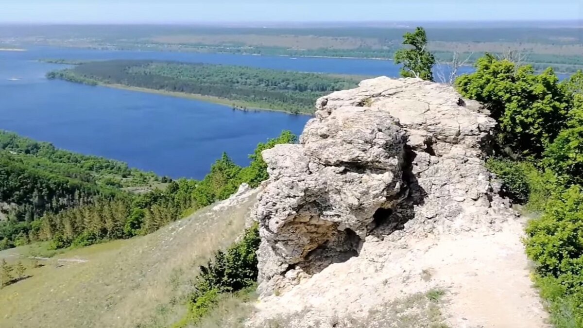 Это утёс находится за пределами пешеходного маршрута, но на него можно легко взобраться. Говорят, что именно с него наблюдатели и подавали свои сигналы