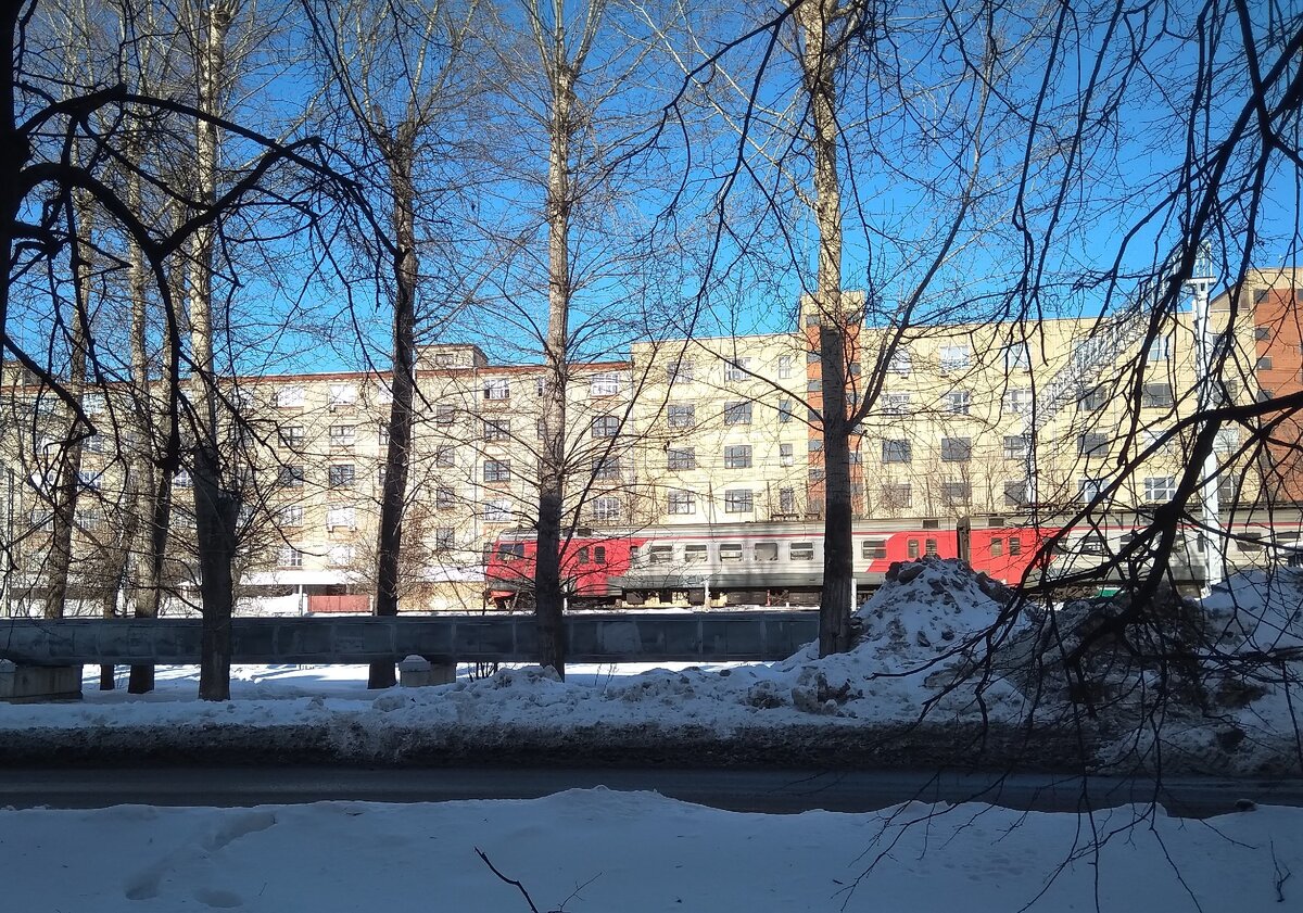 Вид на пролетающие мимо Демихи (и не только) со стороны жилого квартала. Интересно, всем ли обитателям квартир в домах у железной дороги нравится такое соседство? (Оговорюсь, что лично мне оно приятнее, чем трасса федерального значения или крупная городская автомагистраль).