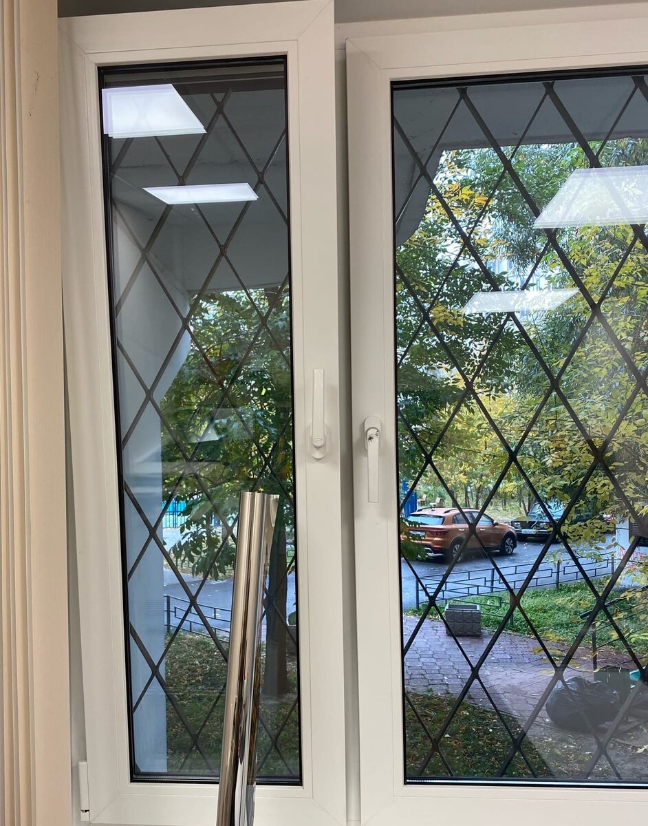 стандартное окно многоквартирного жилого дома