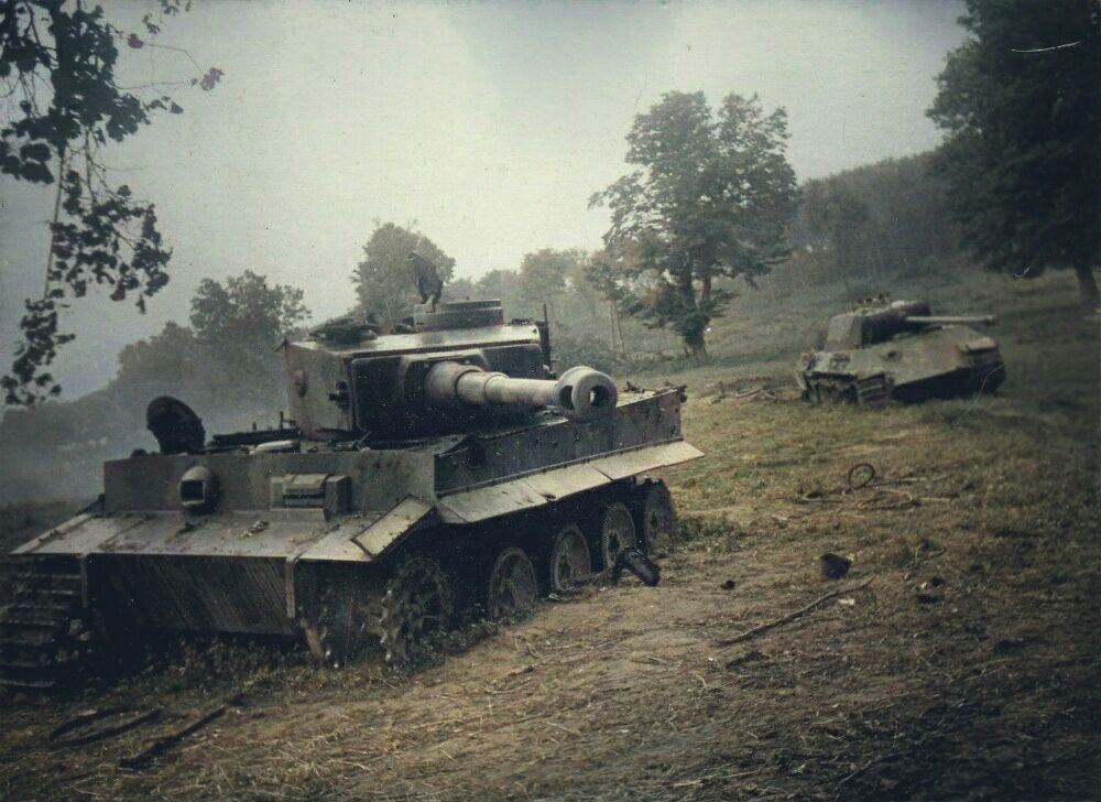 Немецкая операция багратион. Подбитый немецкий танк тигр. PZ IV Белоруссия 1944.