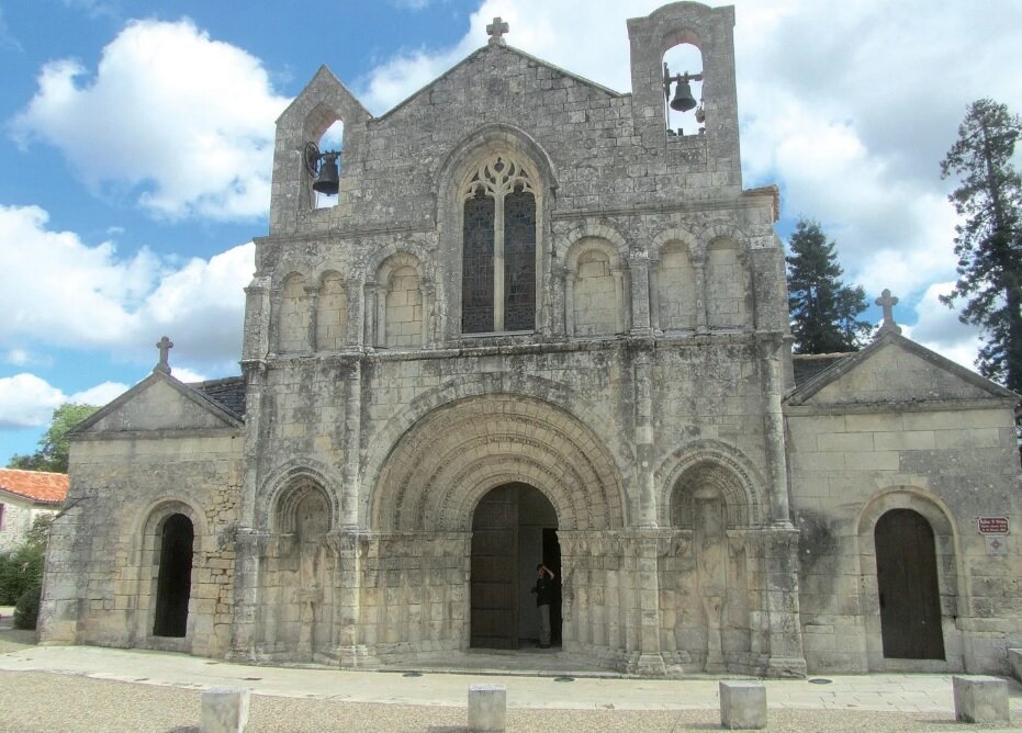 Церковь Сен-Вивьен. Середина XII века с перестройками XѴ, XѴIII и XIX веков