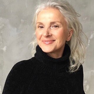 А в свободное время с удовоствием выращивает розы, получает удовольствие от прогулок,.