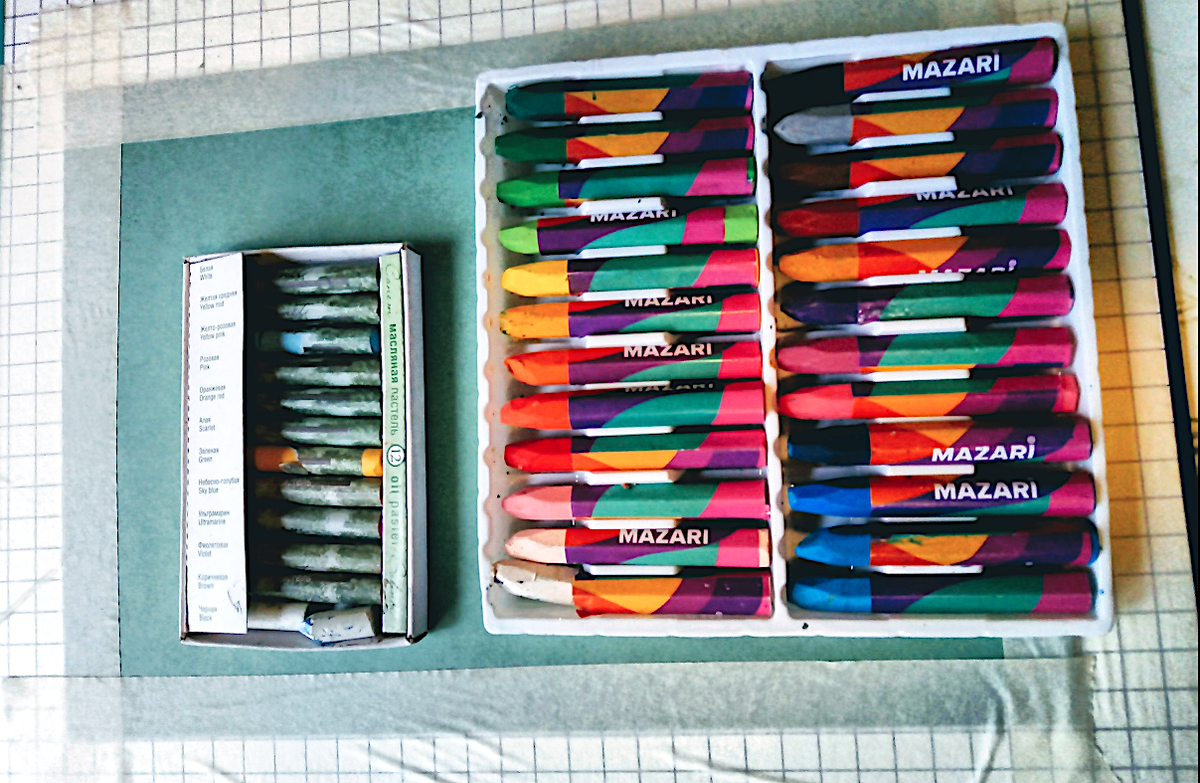 Слева - коробочка от "Сонета", справа - от Магази. У итальянцев (хотя они и китайцы тоже) мелки более крупные. А еще они ярче и мягче. Хотя они больше для детей чем для взрослых .