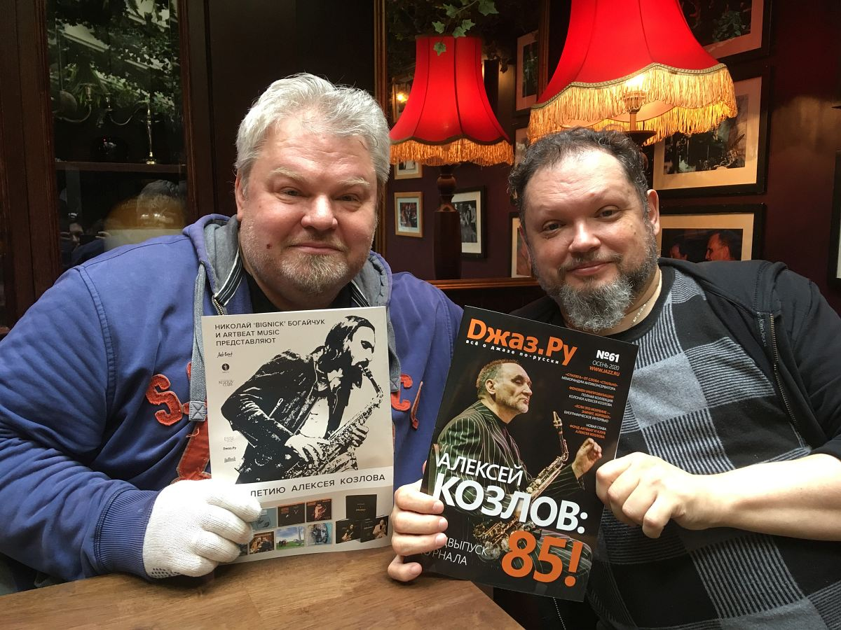 После разгрузки машины с тиражом журнала: выпускающий продюсер ArtBeat Music Николай Богайчук и главный редактор «Джаз.Ру» Кирилл Мошков (фото: Наталья Кравченко)