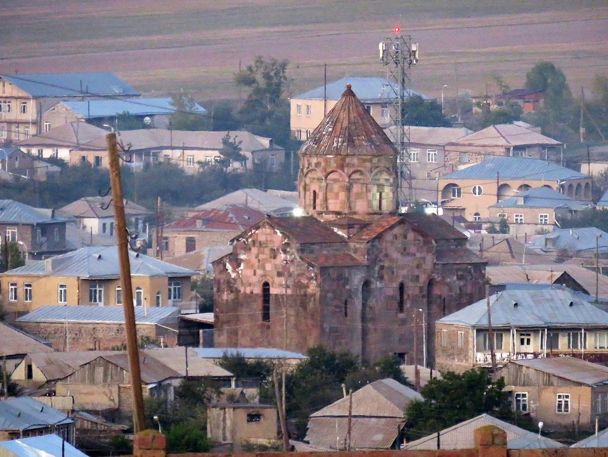 Армения город гавар. Гавар Армения Церковь. Село Норатус в Армении. Город Севан Армения. Новая Церковь Армения город Гавар.