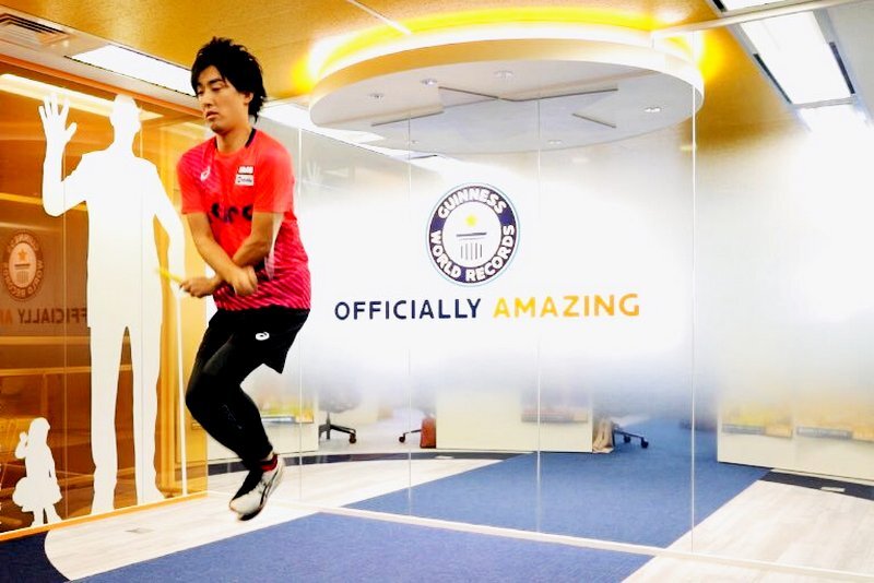 рекорд прыжков на скакалке за 1. рекордсмен по прыжкам на скакалке. алексей коломин скакалка. мировой рекорд по прыжкам на скакалке. рекорд прыжков на скакалке за 1.