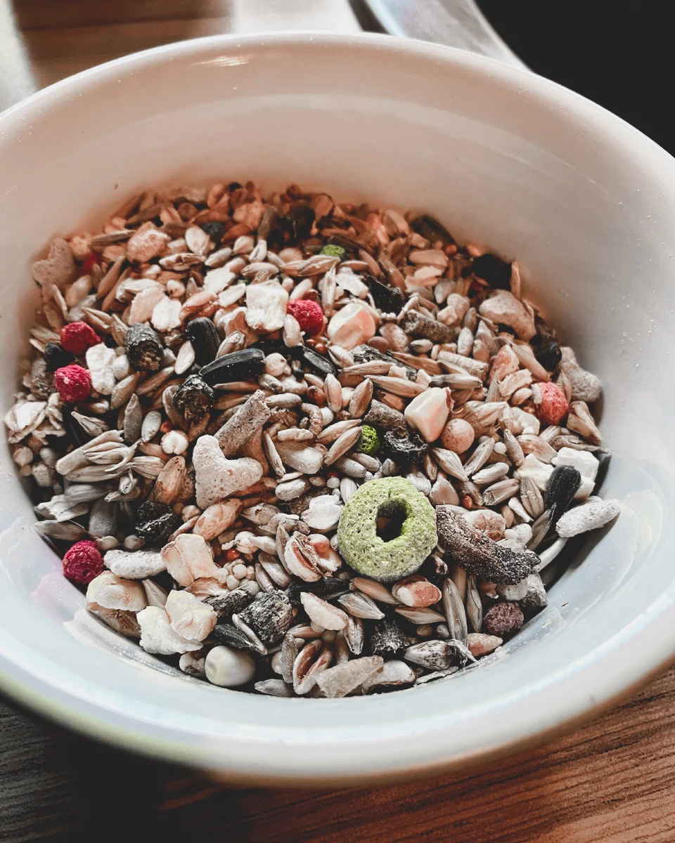 У меня это обычный корм для грызунов и овсянка.