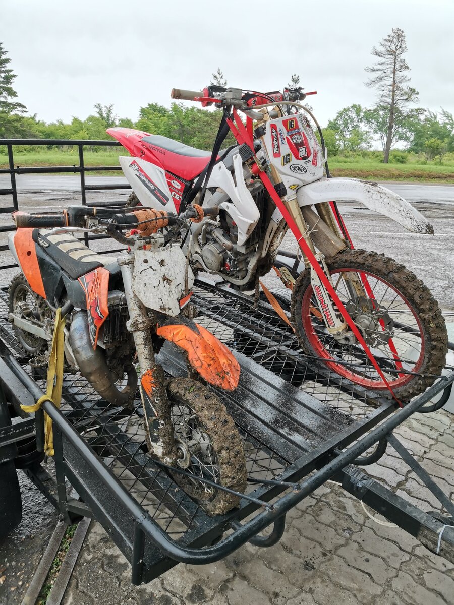 Вырезал отверстия под передние колеса, для удобства крепления мотоцикла.