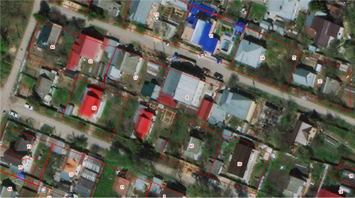 В частной застройке тоже видно, что снимок сделан под углом. Видна одна сторона дома.