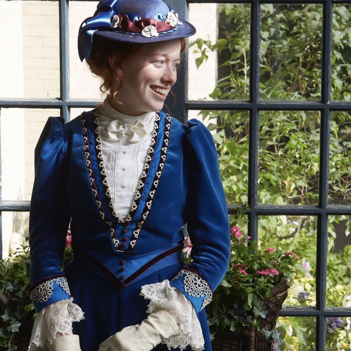 Кадры из сериала "Энн" и Инстаграма актеров