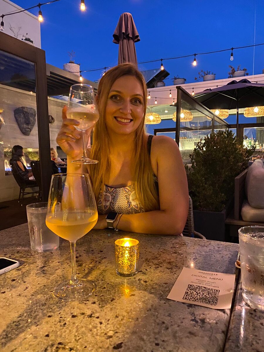 Наша прекрасная именинница. Ей-то пить можно, "18 ей уже", судя по айди))