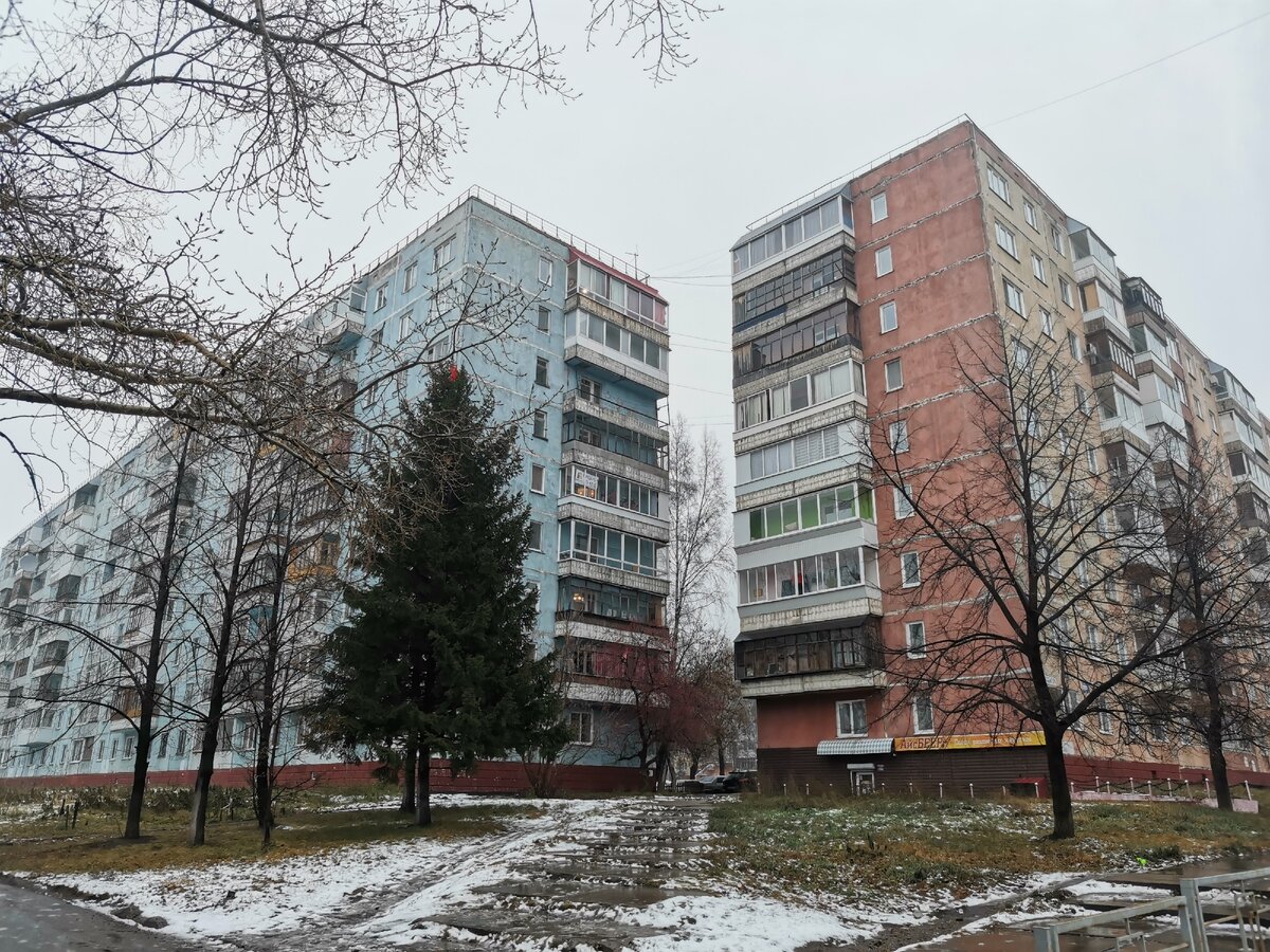 Типичная застройка на проспекте Мира в Томске. Дома как будто что то рассказывают друг другу.