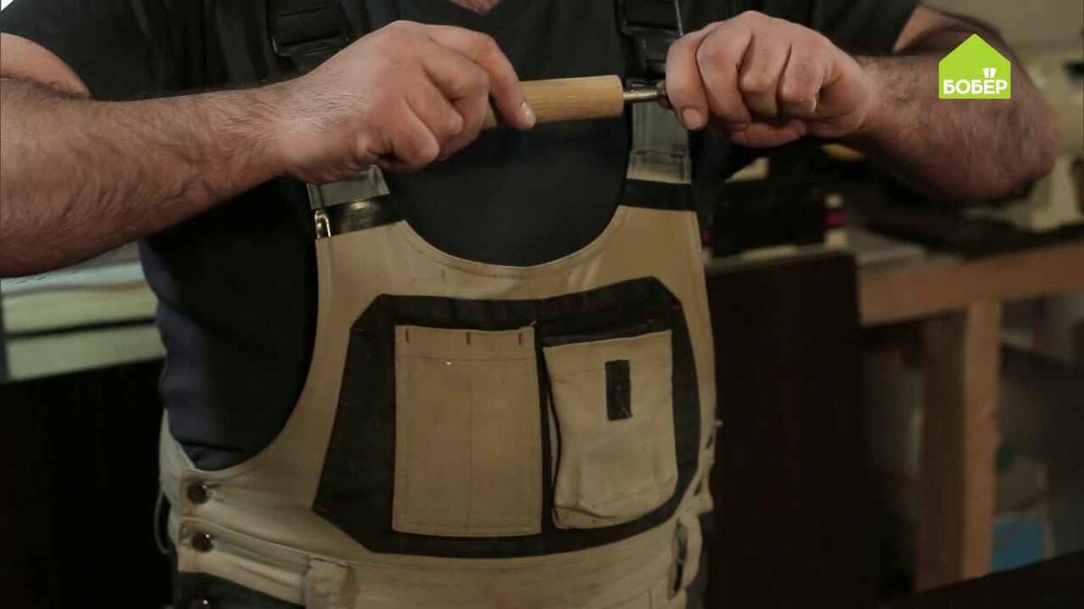 Подождите около минуты, слейте лишнюю воду и вставьте бур.