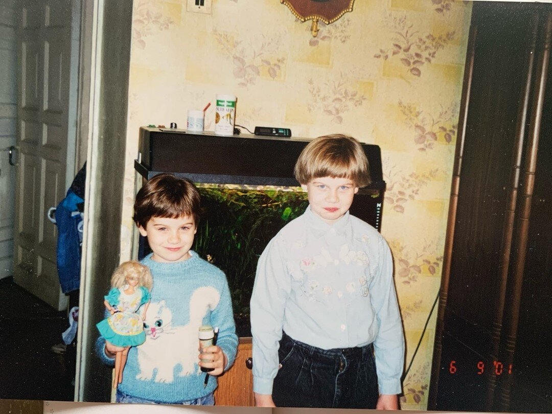 Я (справа) с младшей сестрой, мне 9. Жутко толстая, не правда ли? Можно уже клеймить!