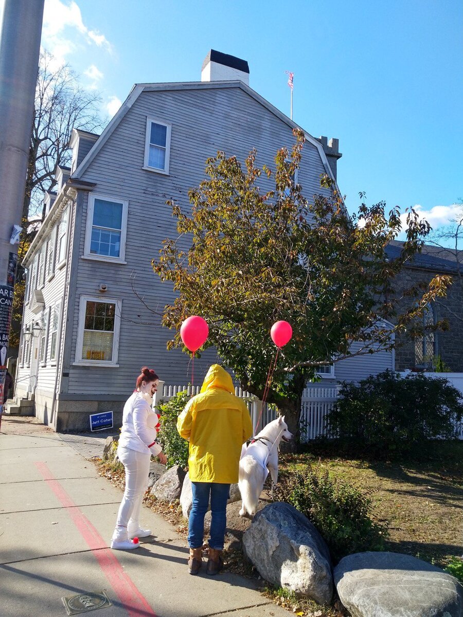 Город Salem, Massachusetts. Известен тем, что здесь в конце 17 века проходил исторический процесс над Салемскими ведьмами. Обычно в Halloween в этом городе проходит огромное количество мероприятий. В этом годы многие из них были отменены из-за covid.
