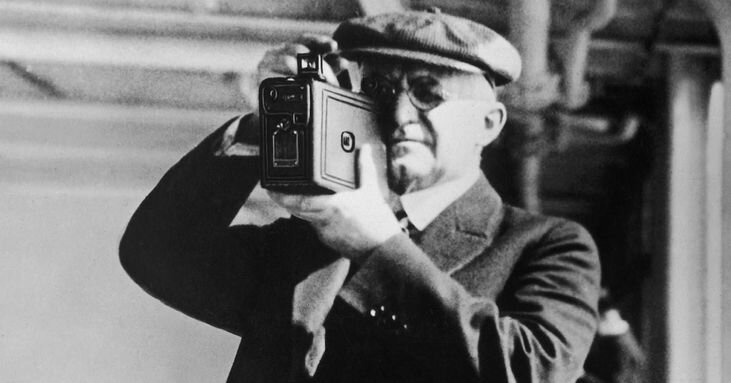 Джордж Истмен (основатель компании Eastman Kodak) со своим изобретением - портативной камерой на 100 снимков